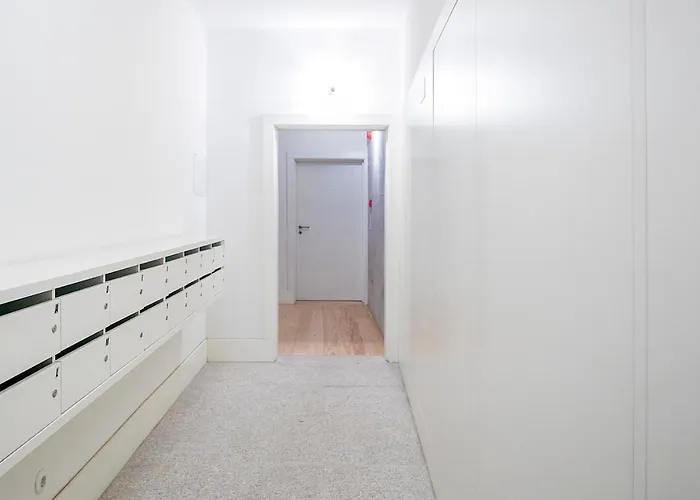 Apartment Flores Plaza By Lovelystay